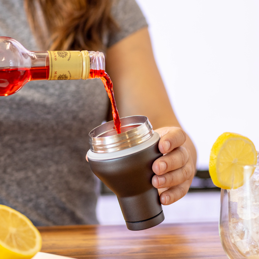 cocktail-shaker-lid-z0 Cocktail_Shaker_lifestyle_2_b714e13d-dd84-4844-956f-11cddc294041.png